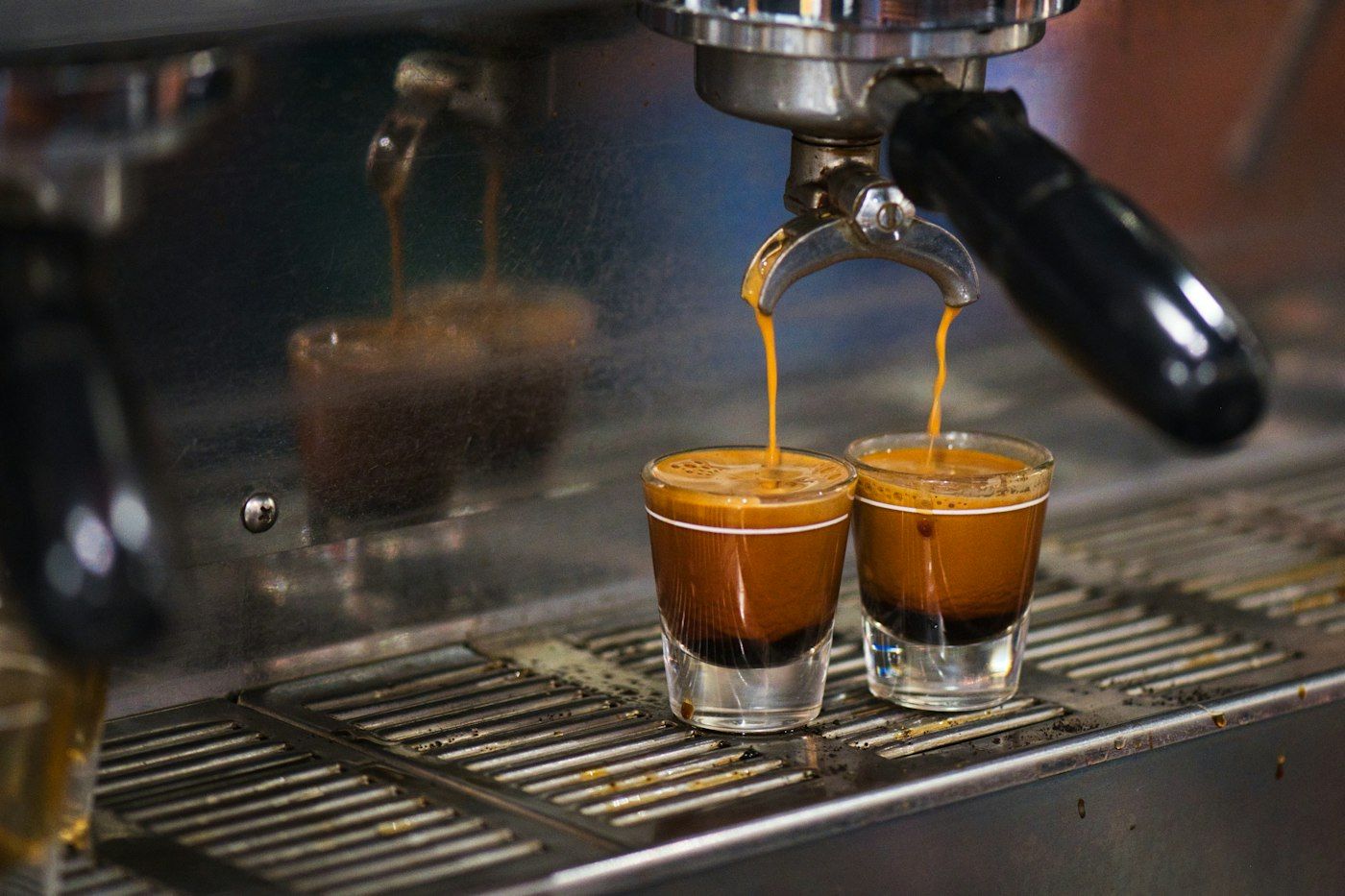 Twee espresso's lopen tegelijk uit een machine