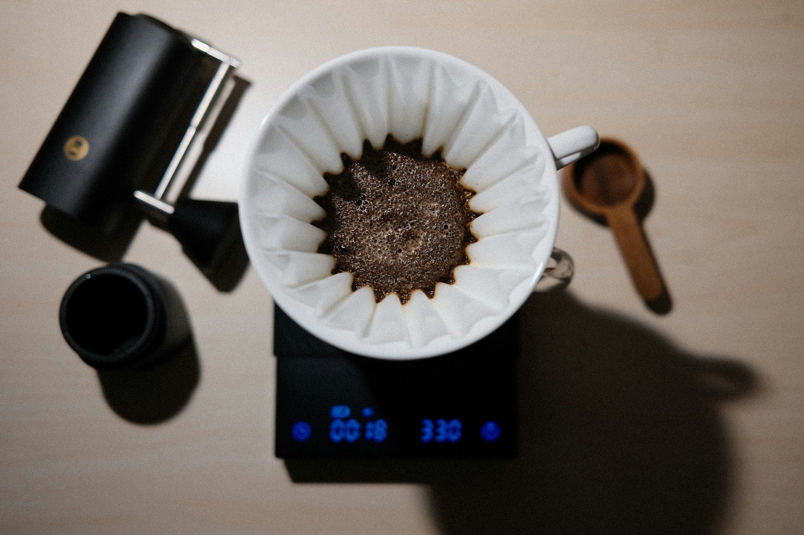 Filterkoffie op een weegschaal, van bovenaf
