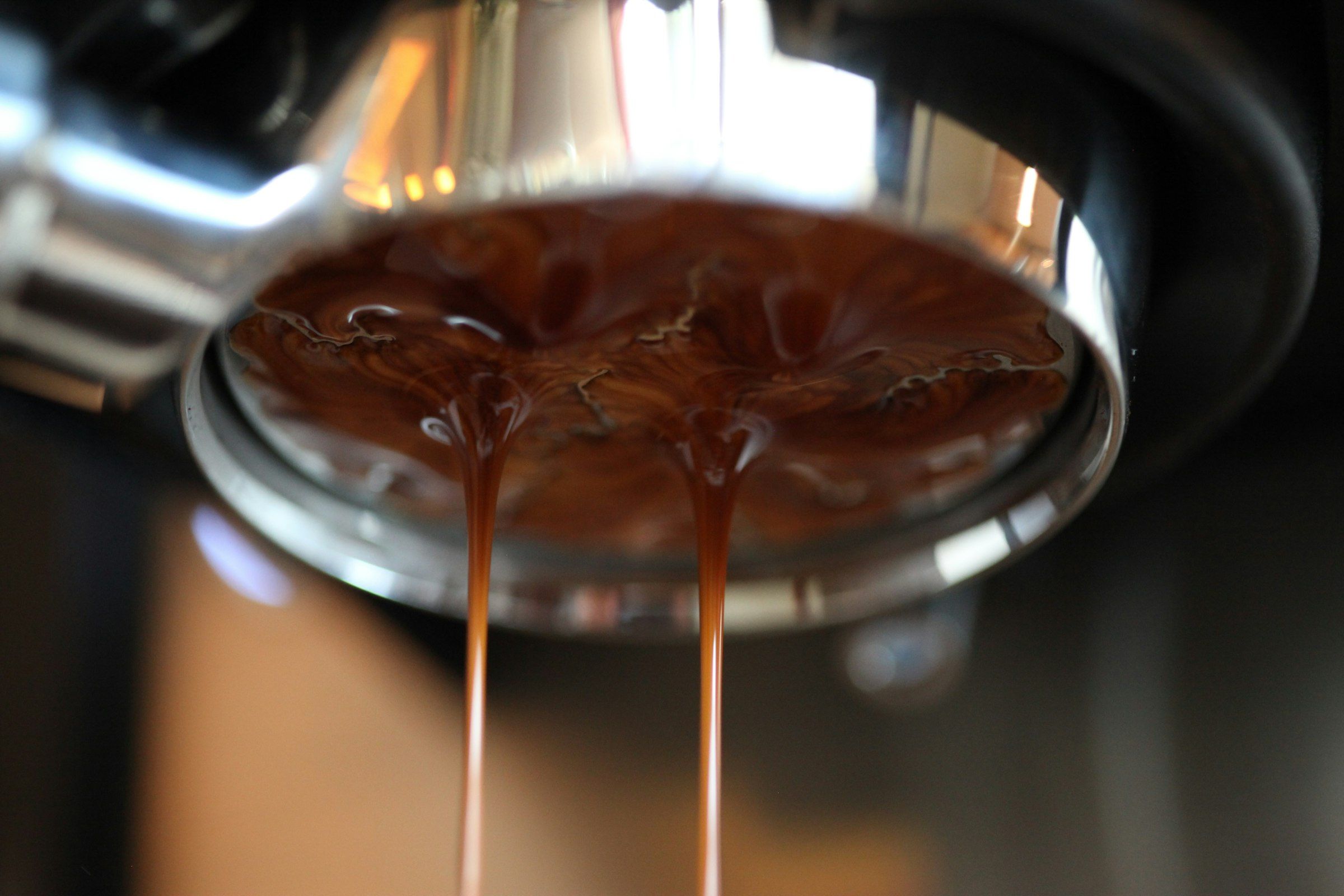 Espresso loopt uit een bodemloze portafilter