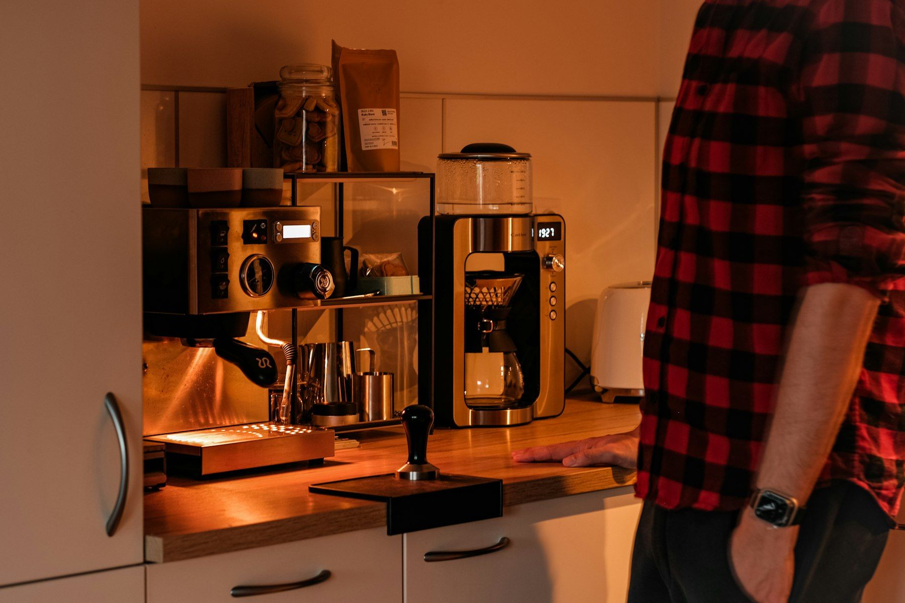 Keuken met verschillende koffiemachines en een molen