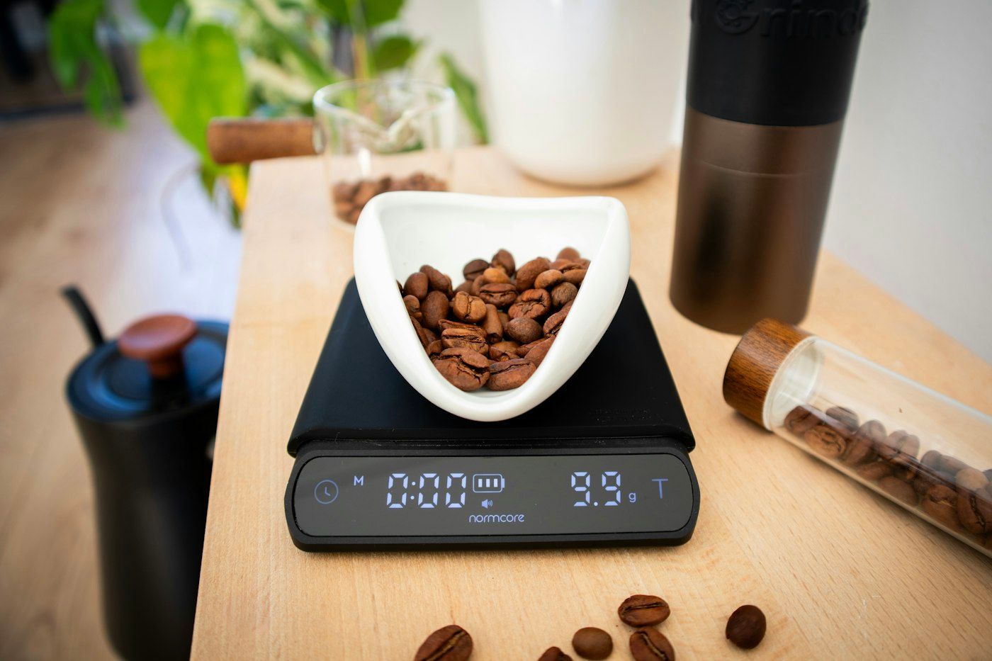 Koffiebonen op een digitale weegschaal
